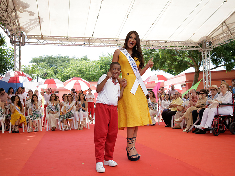 Aluna recibió a las Reinas