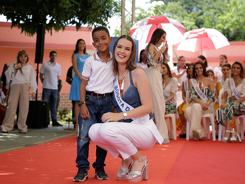 Aluna recibió a las Reinas