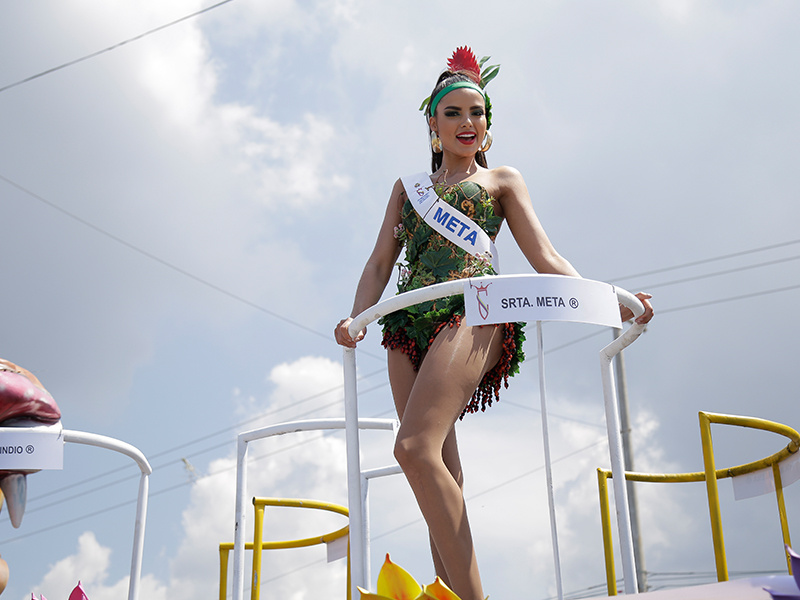 Reinas disfrutaron con los cartageneros en el desfile folcórico