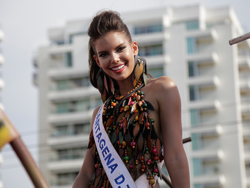 Reinas disfrutaron con los cartageneros en el desfile folcórico