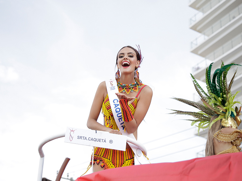 Reinas disfrutaron con los cartageneros en el desfile folcórico