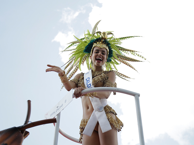 Reinas disfrutaron con los cartageneros en el desfile folcórico