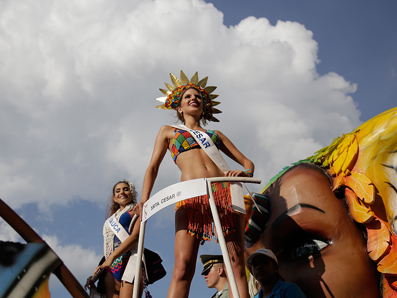 Reinas disfrutaron con los cartageneros en el desfile folcórico