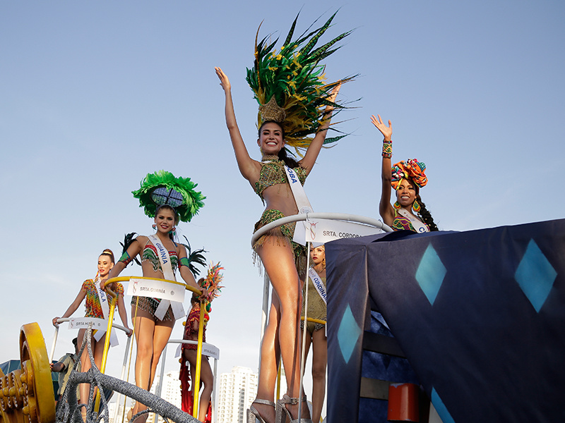 Reinas disfrutaron con los cartageneros en el desfile folcórico