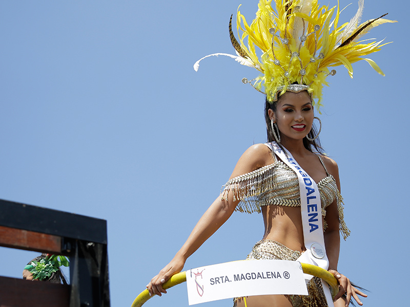 Reinas disfrutaron con los cartageneros en el desfile folcórico