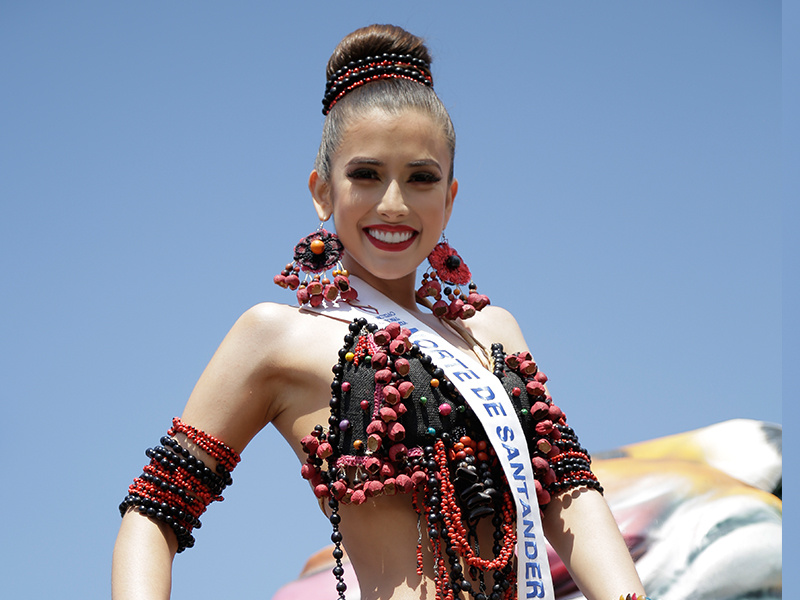 Reinas disfrutaron con los cartageneros en el desfile folcórico