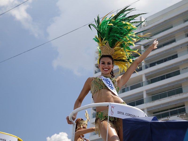 Reinas disfrutaron con los cartageneros en el desfile folcórico