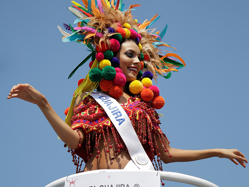 Reinas disfrutaron con los cartageneros en el desfile folcórico