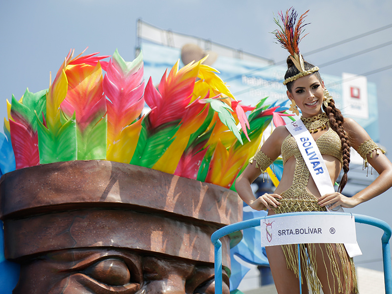 Reinas disfrutaron con los cartageneros en el desfile folcórico