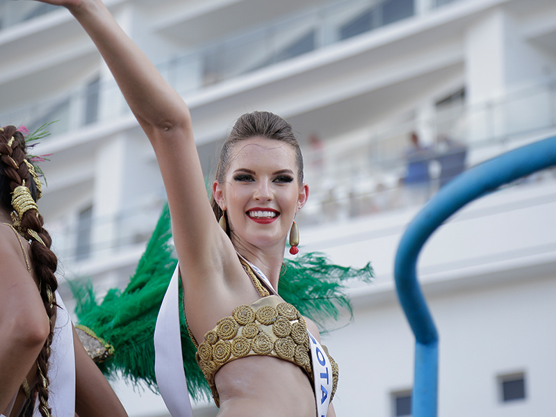 Reinas disfrutaron con los cartageneros en el desfile folcórico