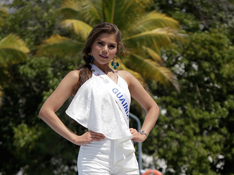 Escuela Naval recibió a las Reinas