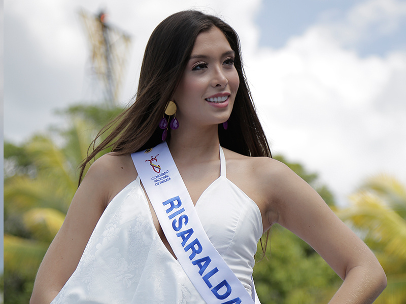 Escuela Naval recibió a las Reinas