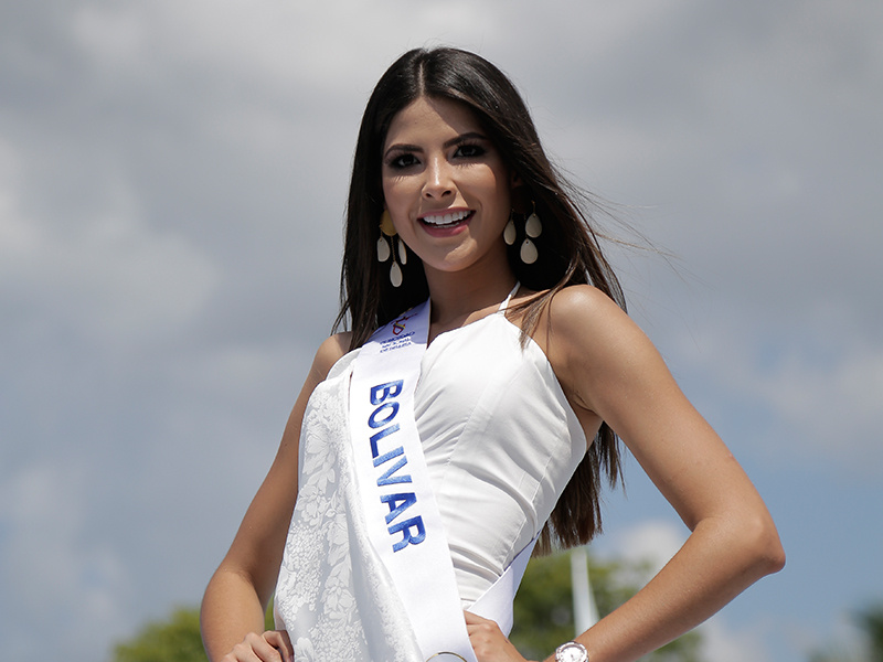 Escuela Naval recibió a las Reinas